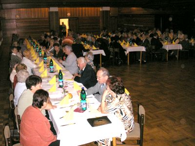 A kdo chtěl tak tancoval, zpíval nebo si jen tak povídal. Určitě se&nbsp;bavili všichni a&nbsp;spokojenost byla veliká.